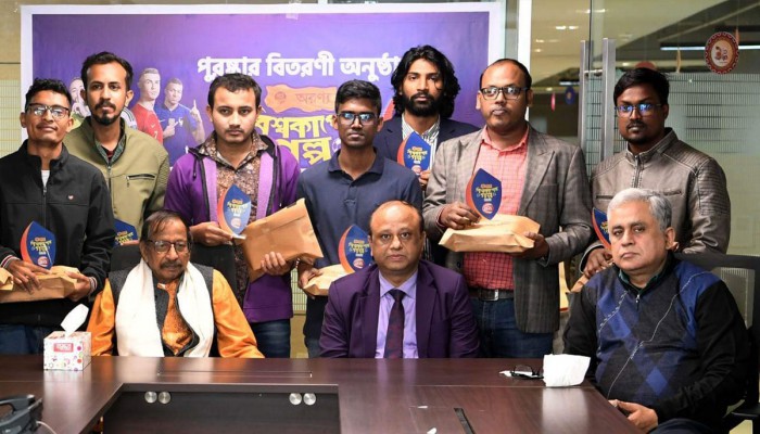 চ্যানেল টুয়েন্টিফোরের প্রতিযোগিতার বিজয়ীদের পুরস্কার বিতরণ