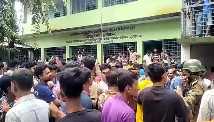রংপুরে হিন্দু ছাত্রীদের হিজাব পরতে বাধ্য করার চেষ্টার অভিযোগে দুই শিক্ষক সাময়িক বরখাস্ত