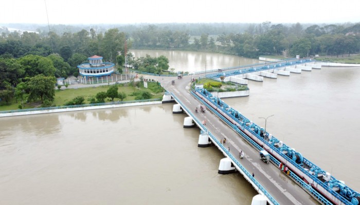 বন্যা ও ভাঙন আতঙ্কে নদী পাড়ের হাজারো মানুষ