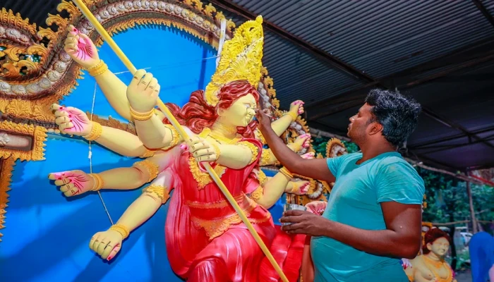 মণ্ডপে মণ্ডপে দুর্গাপূজার প্রস্তুতি