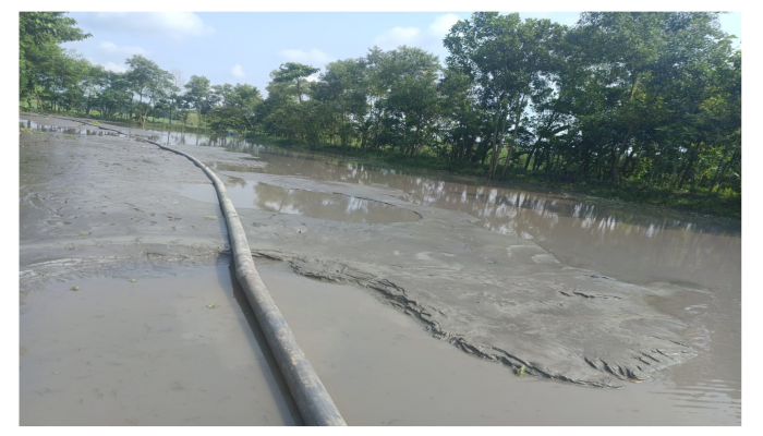 আত্মঘাতী ড্রেজার দিয়ে অবৈধভাবে বালু উত্তোলন, হুমকির মুখে পরিবেশ এলাকাবাসীর অভিযোগ