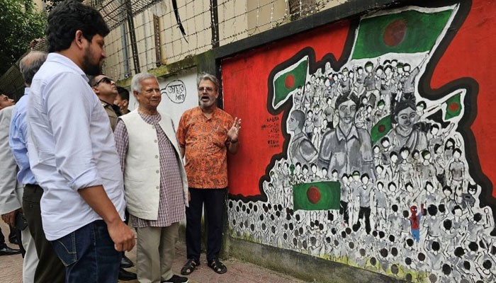 প্রধান উপদেষ্টা ছাত্র-জনতার অভ্যুত্থানের সময় আঁকা গ্রাফিতি দেখলেন