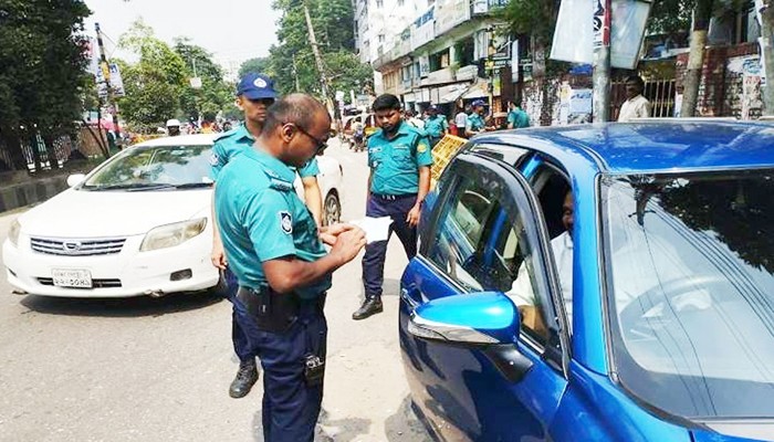 একদিনে ঢাকায় ট্রাফিক আইনে ১২১৩ মামলা