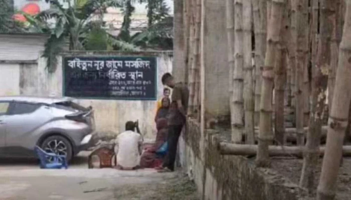 ঢাকা সাভারের আশুলিয়ার জিরাবো দক্ষিণপাড়া এলাকায় শুক্রবার (১৮ অক্টোবর) সকালে একদল সন্ত্রাসী মসজিদ দখলের চেষ্টা করে।