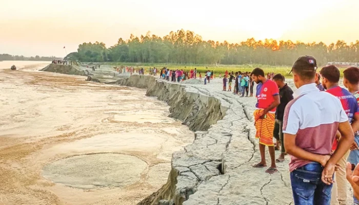 মেঘনা নদীতে অবৈধ ড্রেজার বসিয়ে বালু উত্তোলনের কারণে ভাঙন শুরু হয়েছে