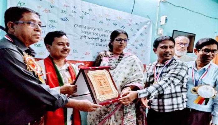 সাহিত্যবন্ধন থেকে উত্তরণ পাবনা প্রতিষ্ঠান সম্মাননা পেলো।