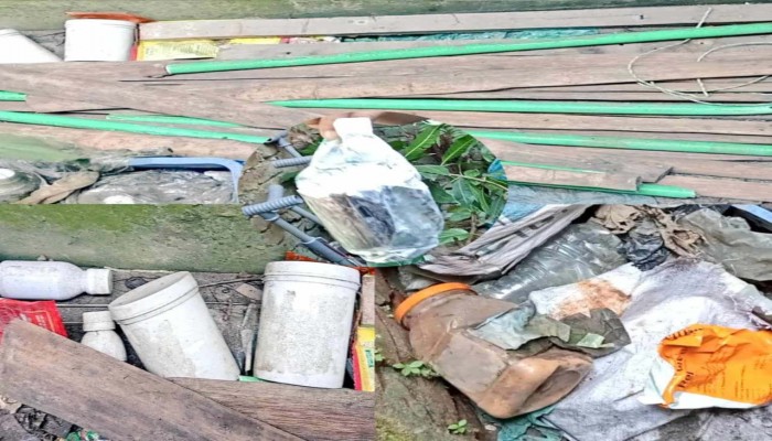 ভোলায় আ.লীগ নেতার অফিস থেকে বোমা তৈরির সরঞ্জাম, বইঠা, ফাইভ ও লাঠি উদ্ধার