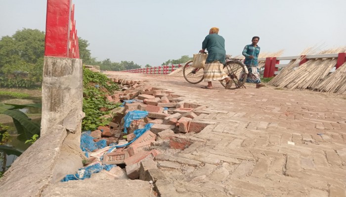 ব্রিজ নির্মাণের এক বছরেই সংযোগ সড়কে ধ্বস