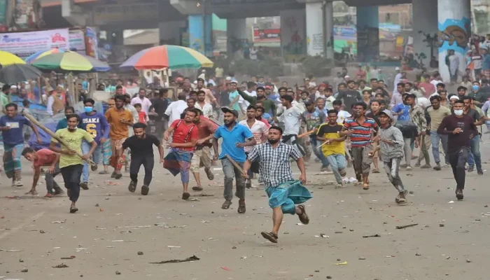 জুরাইনে ব্যাটারি রিকশাচালকদের ৩ ঘণ্টা রেললাইন অবরোধ, পুলিশের সঙ্গে সংঘর্ষ