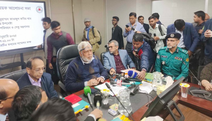 সড়কের ত্রুটিতে দুর্ঘটনায় সওজ কর্মকর্তাদের বিরুদ্ধে ব্যবস্থা: উপদেষ্টা ফাওজুল কবির