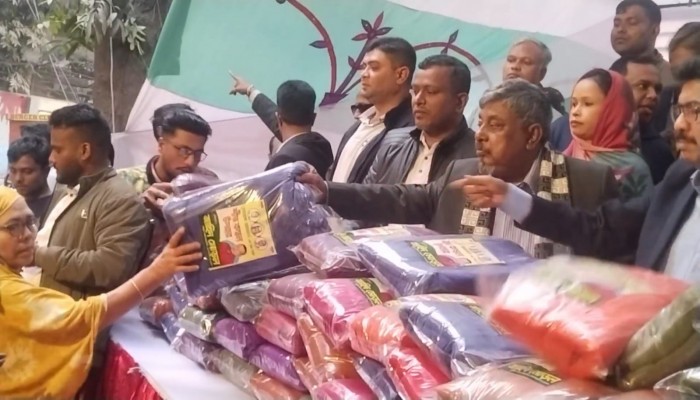 শ্যামলীতে শীতার্থদের মাঝে শীতবস্ত্র বিতরণ।