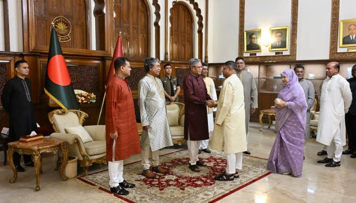 ​রাষ্ট্রপতি মো. সাহাবুদ্দিনের সঙ্গে সস্ত্রীক সৌজন্য সাক্ষাৎ করেছেন সেনাপ্রধান জেনারেল ওয়াকার-উজ-জামান।
