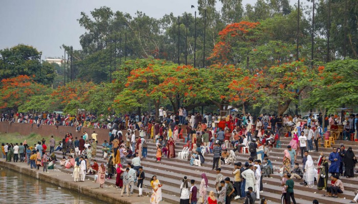 খুশির ঈদে ফাঁকা ঢাকায় ঘোরাঘুরি