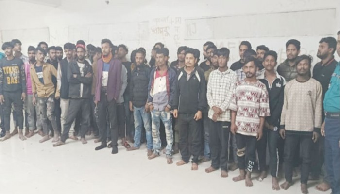 ​মোহাম্মদপুরে যৌথ বাহিনীর সাঁড়াশি অভিযান :মাদক ও অস্ত্র সহ গ্রেপ্তার ৫৩ জন।