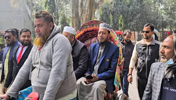 মনোনয়ন নিতে রিকশায় চড়ে ডিসি অফিসে আমির হামজা