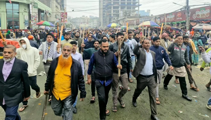 ​কারওয়ান বাজারে চাঁদাবাজির বিরুদ্ধে ব্যবসায়ীদের মানববন্ধনে হামলা