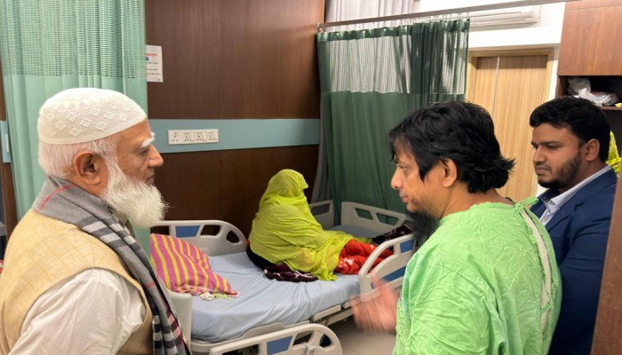 শহীদ হাদির মায়ের চিকিৎসার খোঁজ নিলেন জামায়াত আমির