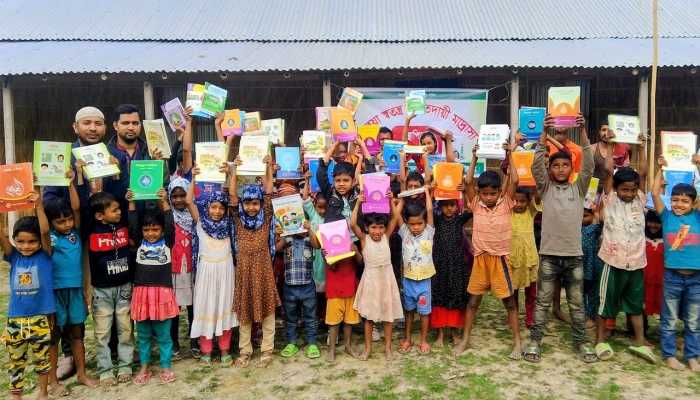 ​বছরের প্রথম দিনে নতুন বই পেয়ে উচ্ছ্বসিত ইবতেদায়ী শিক্ষার্থীরা