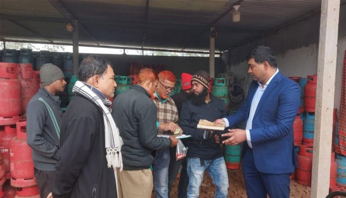 গ্যাস সিলিন্ডার বেশি দামে বিক্রি করায় ৩ ব্যবসায়ীকে ২ লাখ টাকা জরিমানা