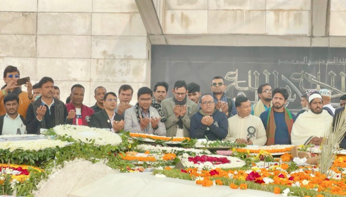 সাবেক প্রধানমন্ত্রী ও আপোষহীন নেত্রী বেগম খালেদা জিয়ার মাজারে শ্রদ্ধা নিবেদন