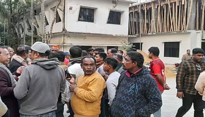 নোয়াখালীতে ছয় ঘণ্টা অবরুদ্ধ জনস্বাস্থ্য নির্বাহী প্রকৌশলী, কার্যালয় ঘেরাও