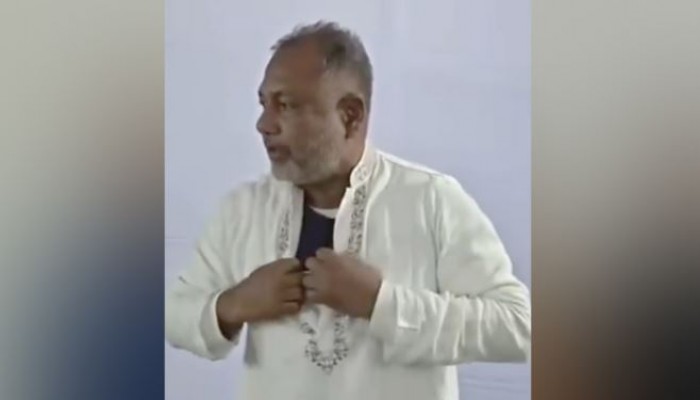 পাঞ্জাবি খুলে বুলেটপ্রুফ জ্যাকেট দেখালেন গোপালগঞ্জ-৩ আসনের বিএনপি প্রার্থী