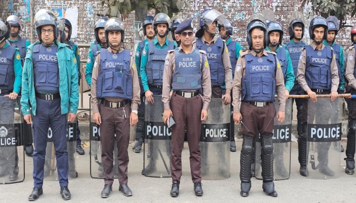 রাজধানীতে ডিএমপির বিশেষ নিরাপত্তা শোডাউন: আসাদগেটে ‘টিম মোহাম্মদপুর’।