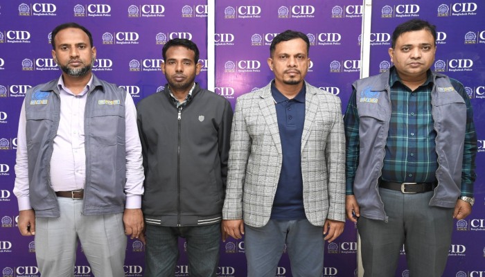 এনআইডি জালিয়াতি ও তথ্য বিক্রি করে মাসে আয় কোটি টাকা: ইসির কর্মচারীসহ গ্রেফতার ২।