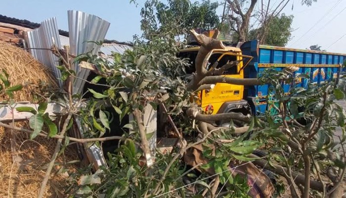 ​জয়পুরহাটে নিয়ন্ত্রণ হারিয়ে ট্রাক ঢুকল বাড়ির ভেতরে,আহত ৩