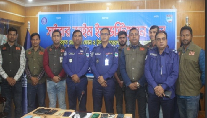 ​মেহেরপুরে হারানো ৯২টি মোবাইল ও ৫৫ হাজার টাকা মালিকের হাতে তুলে দিল পুলিশ