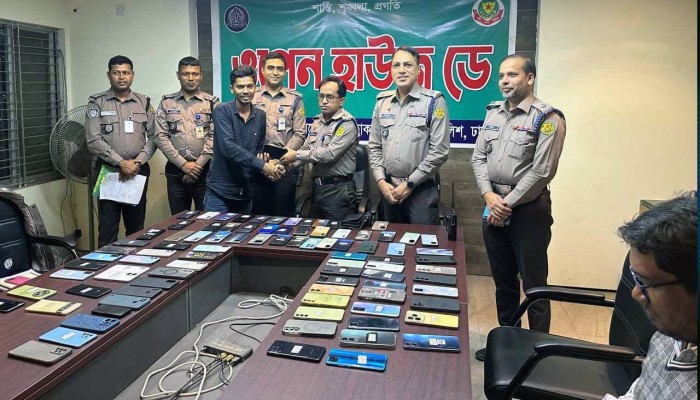 হারিয়ে যাওয়া ১০৫ মোবাইলফোন মালিকদের বুঝিয়ে দিল পুলিশ