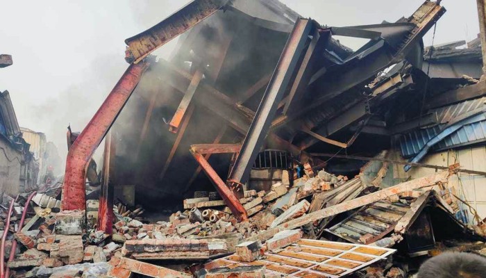 নারায়ণগঞ্জে প্লাস্টিক কারখানায় আগুন, ৭ ইউনিটের চেষ্টায় নিয়ন্ত্রণ