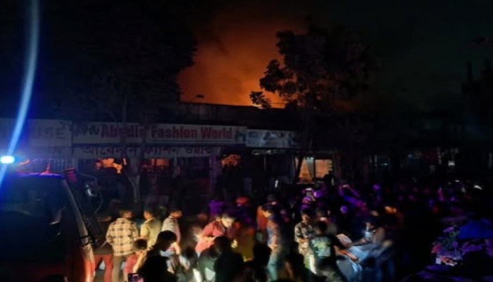 রাজধানীর ভাটারায় মার্কেটে আগুন, নিয়ন্ত্রণে ফায়ার সার্ভিসের ৪ ইউনিট