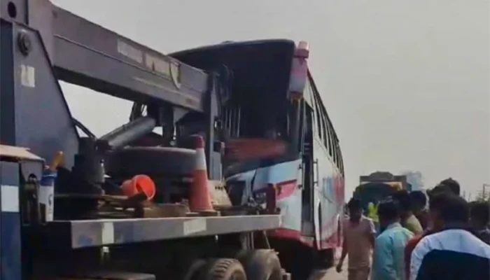 ফরিদপুরে বাস ও ইটভর্তি ট্রাকের মুখোমুখি সংঘর্ষ, নিহত ২