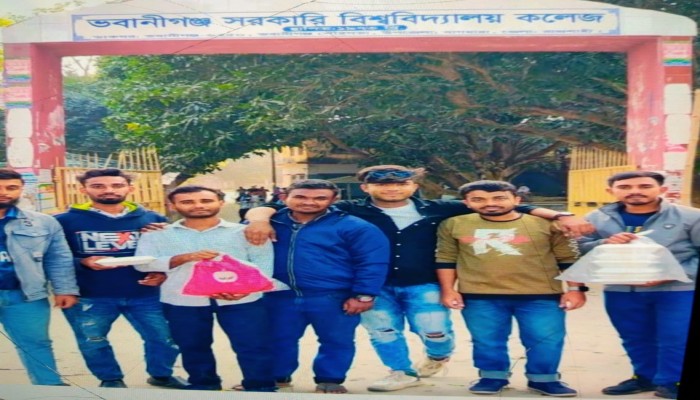 বাগমারায় অসহায়দের মাঝে খাবার বিতরণ