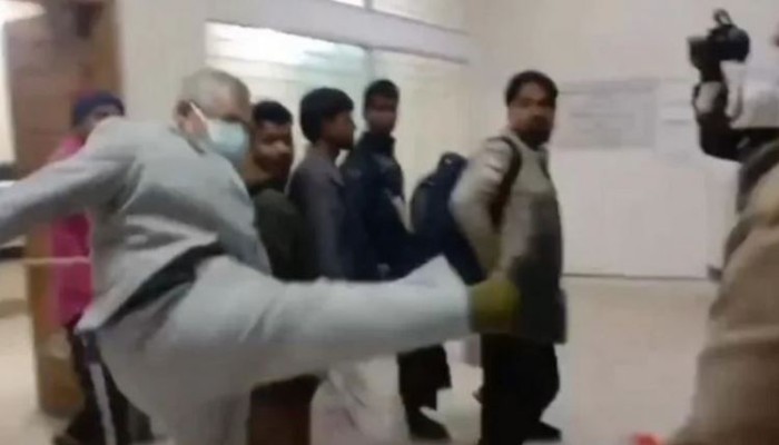 ​কারাগারে যাওয়ার সময় আদালত চত্বরে সাংবাদিককে লাথি মারলেন বিআরটিএর সাবেক কর্মকর্তা