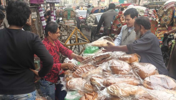 শবে বরাতে পুরান ঢাকায় বাহারি হালুয়া-রুটির পসরা, নেই আগের মতো আমেজ