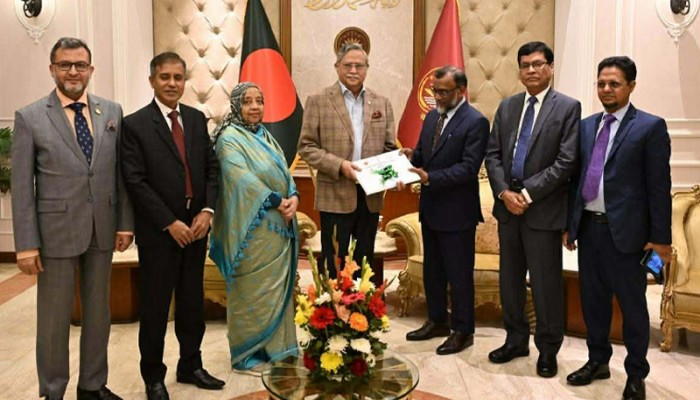 ​রাষ্ট্রপতির কাছে জুডিশিয়াল সার্ভিস পে-কমিশনের বেতন-ভাতার সুপারিশের প্রতিবেদন পেশ