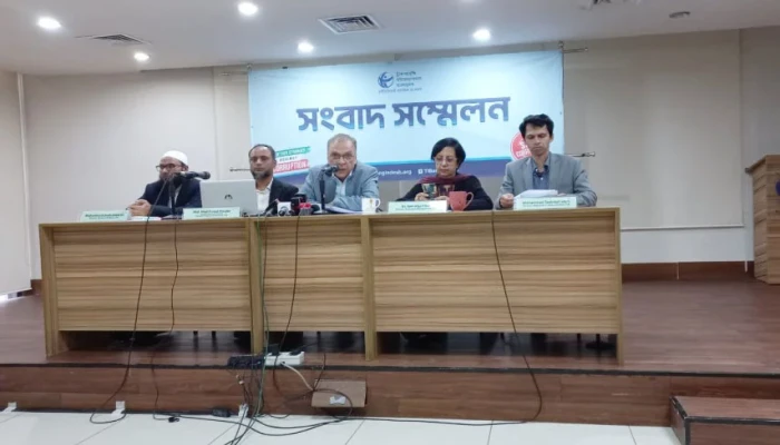 প্রভাবশালী রাজনৈতিক দলগুলো ভোটারদের প্রভাবিত করতে নগদ অর্থ দিচ্ছে