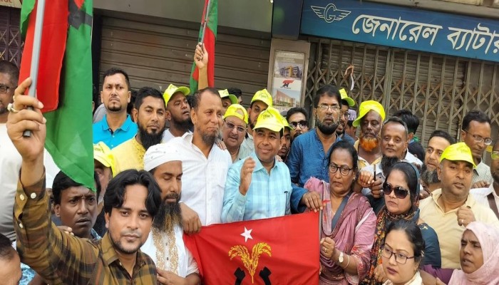 মনোনীত প্রার্থী আব্দুস সালাম আজাদের অবহেলার শিকার হয়েছেন দোলন ও অপু চাকলাদার।