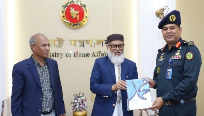 ​কারা অধিদপ্তরকে ১৩ হাজার ধর্মীয় বই উপহার দিচ্ছে ধর্ম মন্ত্রণালয়: স্বরাষ্ট্র উপদেষ্টা