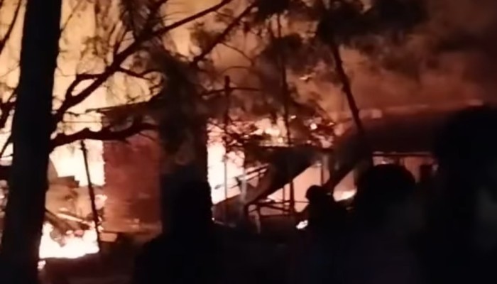 মান্দায় আগুন লেগে গবাদি পশু সহ ঘরবাড়ি পুড়ে ছাই