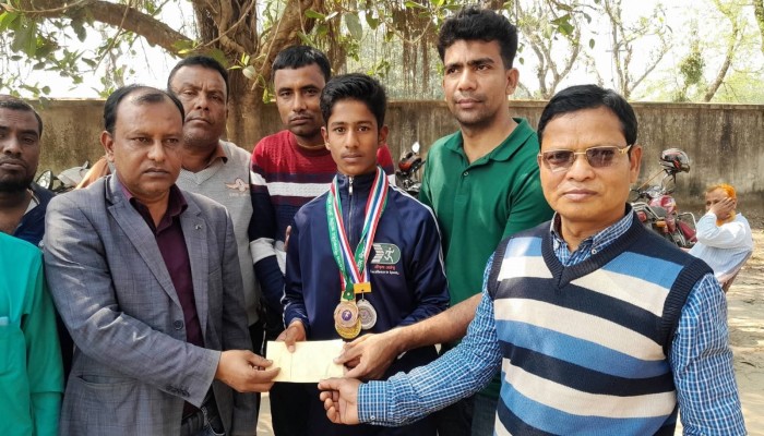 ঠাকুরগাঁয়ের মাহাবুব করিম স্কোয়াস গেম খেলে পদক অর্জন করেছেন