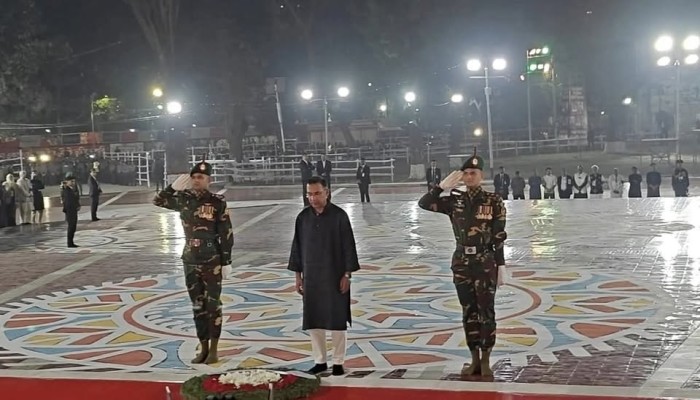 কেন্দ্রীয় শহীদ মিনারে শ্রদ্ধা জানালেন নবনির্বাচিত প্রধানমন্ত্রী তারেক রহমান