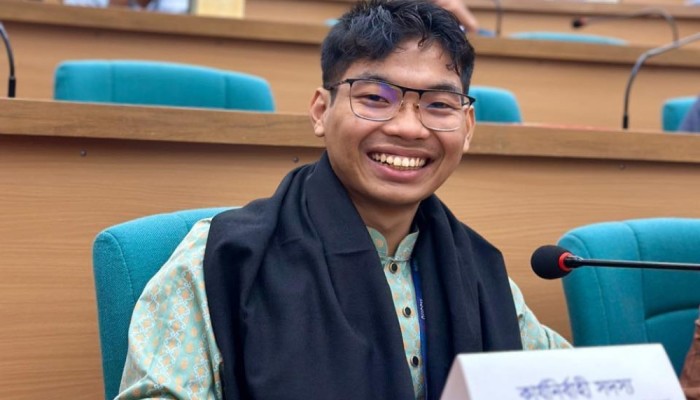 ​শহীদ মিনারে সাদিক কায়েম-ফরহাদরা, সর্ব মিত্র চাকমার ক্ষোভ