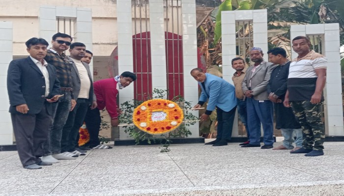 ​সাংবাদিক সংস্হা শার্শা উপজেলা শাখার পক্ষ থেকে ভাষা শহিদদের প্রতি শ্রদ্ধান্জলি অর্পণ।