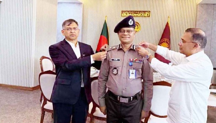 ​নতুন আইজিপিকে র‍্যাংক ব্যাজ পরালেন প্রধানমন্ত্রী