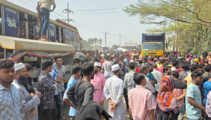 ​বকেয়া বেতনের দাবিতে পোশাককর্মীদের মহাসড়ক অবরোধ, দীর্ঘ যানজট