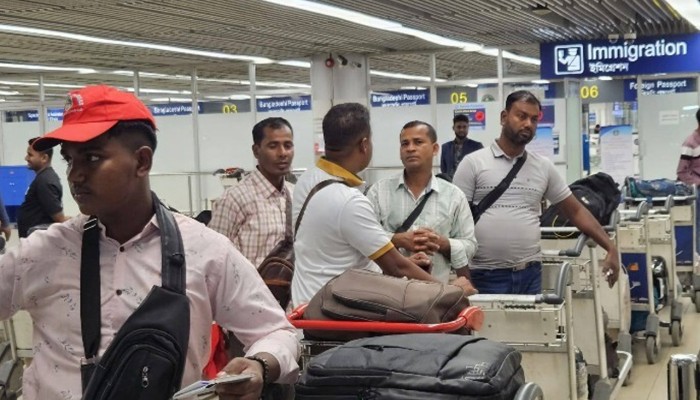 ​মধ্যপ্রাচ্যগামী ২৭ ফ্লাইট বাতিল, বিমানবন্দরে অনিশ্চয়তায় যাত্রীরা