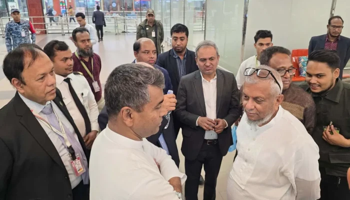 ​প্রবাসী শ্রমিকদের সঙ্গে বিমানবন্দরে নির্ঘুম মন্ত্রী-এমপিরা